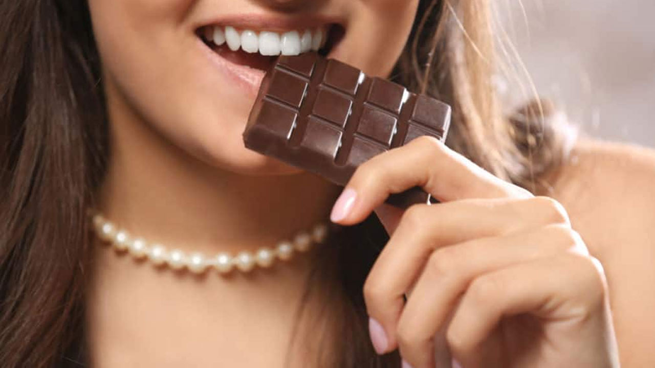 Сон ем шоколад. Ест шоколад. Шоколадная женщина. Шоколадки стресс.